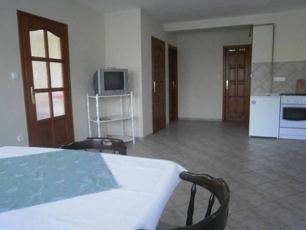 Zalakarosi Egerfa Nyaralohaz Foeldszinti Es Emeleti Apartman Oda fotoğraf