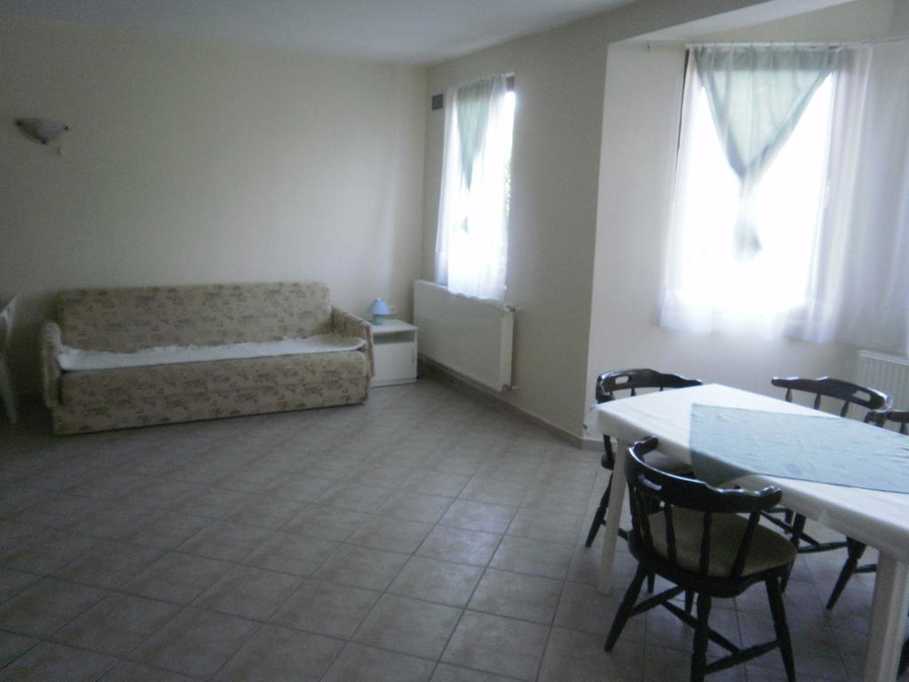 Zalakarosi Egerfa Nyaralohaz Foeldszinti Es Emeleti Apartman Oda fotoğraf