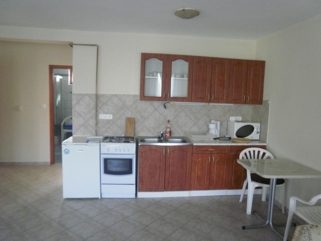 Zalakarosi Egerfa Nyaralohaz Foeldszinti Es Emeleti Apartman Oda fotoğraf