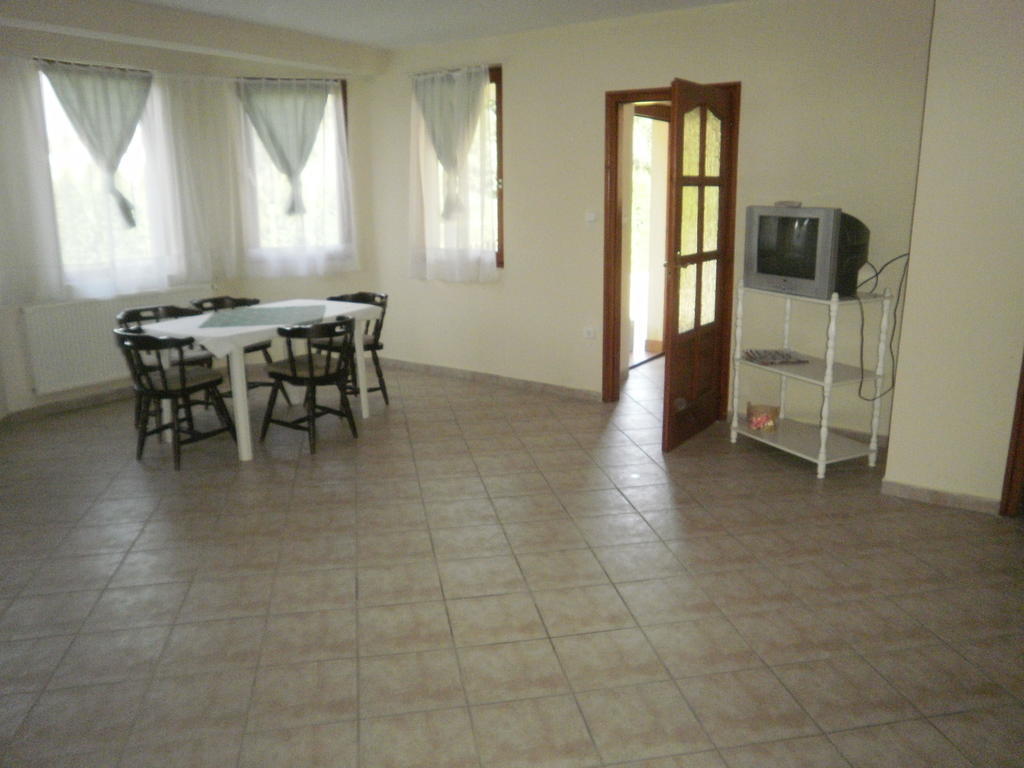 Zalakarosi Egerfa Nyaralohaz Foeldszinti Es Emeleti Apartman Oda fotoğraf