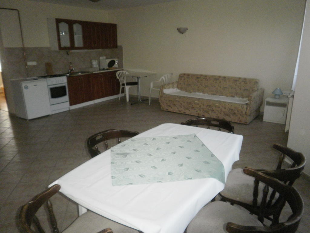 Zalakarosi Egerfa Nyaralohaz Foeldszinti Es Emeleti Apartman Oda fotoğraf