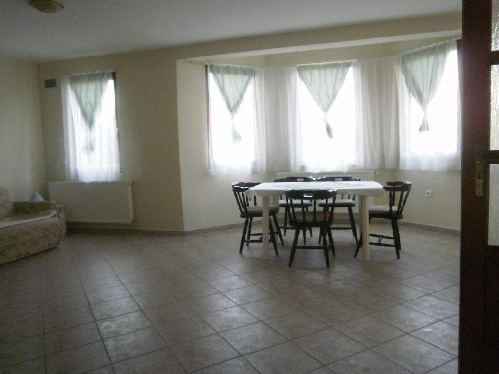 Zalakarosi Egerfa Nyaralohaz Foeldszinti Es Emeleti Apartman Oda fotoğraf