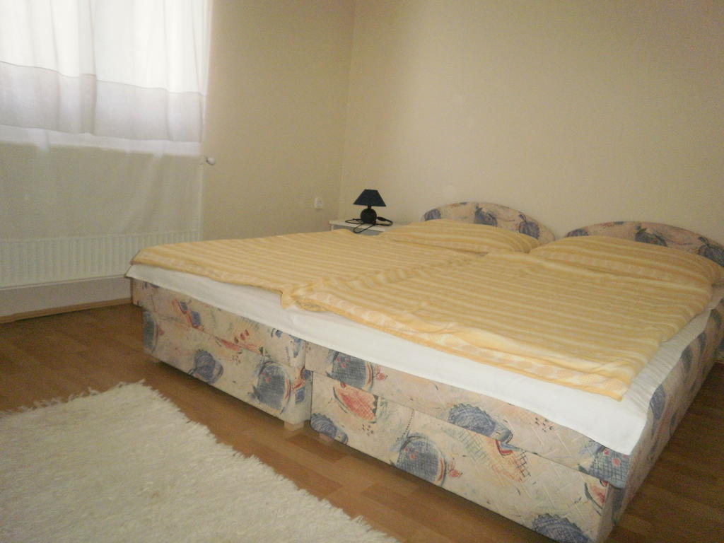 Zalakarosi Egerfa Nyaralohaz Foeldszinti Es Emeleti Apartman Oda fotoğraf