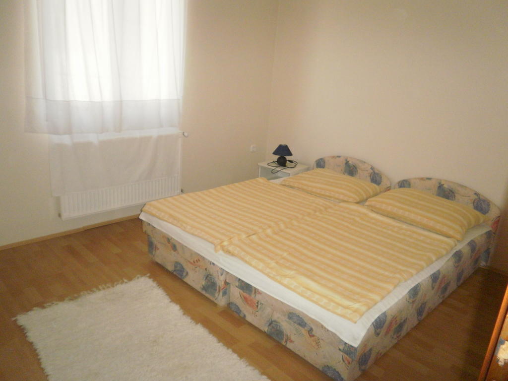 Zalakarosi Egerfa Nyaralohaz Foeldszinti Es Emeleti Apartman Oda fotoğraf