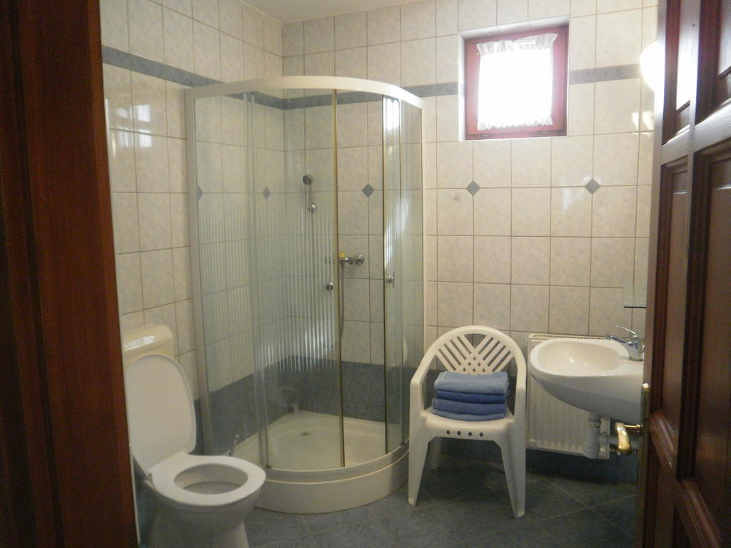 Zalakarosi Egerfa Nyaralohaz Foeldszinti Es Emeleti Apartman Oda fotoğraf