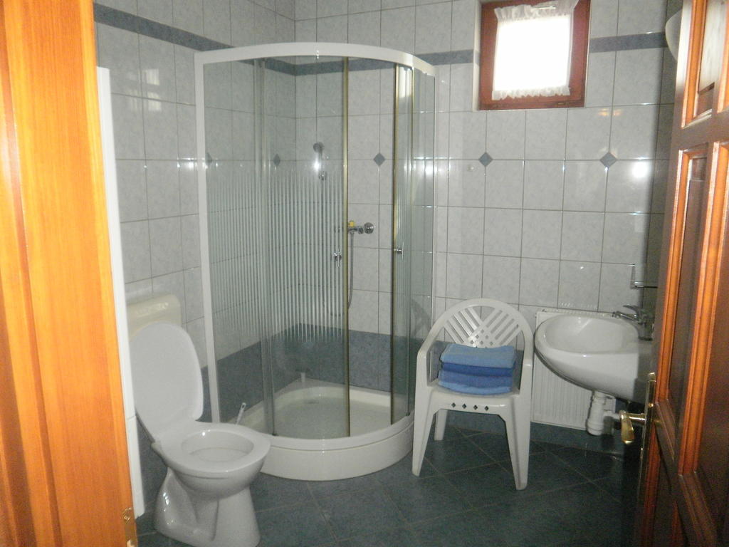 Zalakarosi Egerfa Nyaralohaz Foeldszinti Es Emeleti Apartman Oda fotoğraf